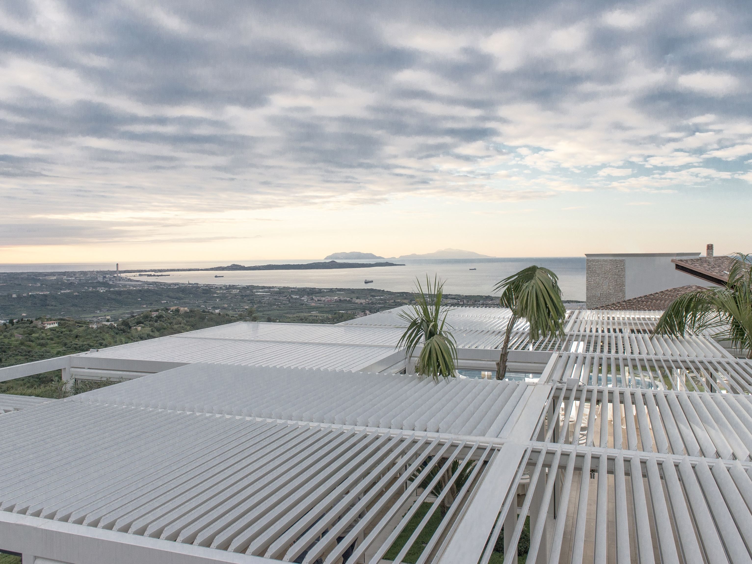 Самонесущая пергола из алюминия с поворотными пластинами STUDIO 66 BLADE 230 ARCH-00000811 - Вид №1