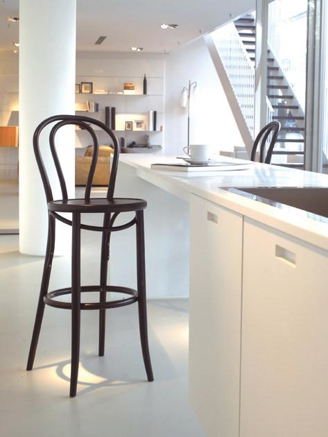 TON Высокий деревянный табурет в современном стиле со спинкой и подставкой для ног sun-id-1420867 - Вид №2