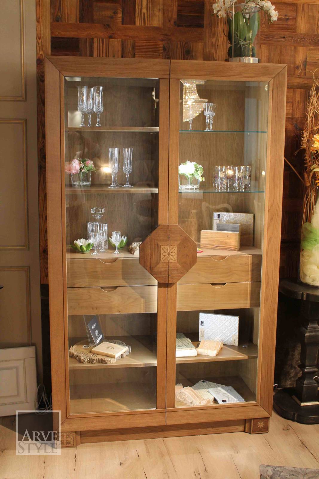 Витрина из дерева и стекла Arvestyle паркет ARCH-00001892