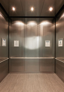 FSRT829 Внутренняя часть лифта Levelc-1000a из нержавеющей стали с индивидуальной отделкой и оттискным рисунком в Далласе; потолок из нержавеющей стали с индивидуальной отделкой; круглые поручни в университете рузвельта - студенческий, академический и рек Forms-surfaces 