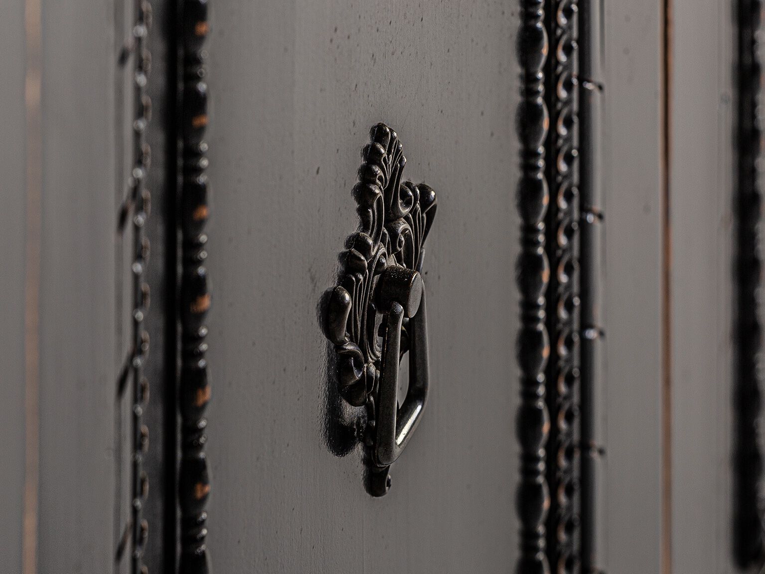 Шкаф из вяза с распашными створками Vical Home YPRES ARCH-00007319 - Вид №2