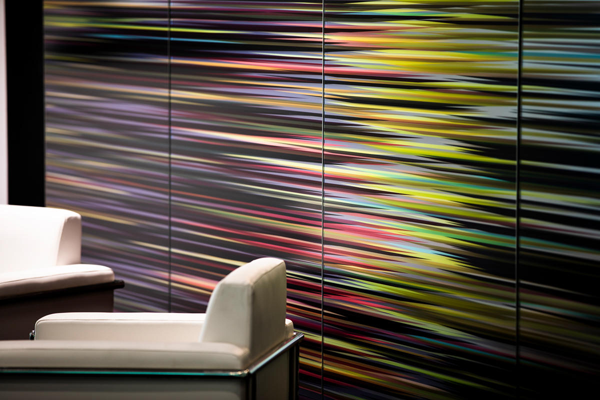 FSRT638 Система обшивки стен Levelr с панелями из вивихромного хромисового стекла в отражающей конфигурации с прослойкой индивидуального цвета и отделкой opalex, а также изготовленными на заказ выступающими ребрами черного цвета в международном аэропорту Forms-surfaces  - Вид №12