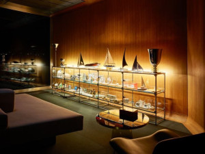 Стеклянный шкаф со встроенным освещением