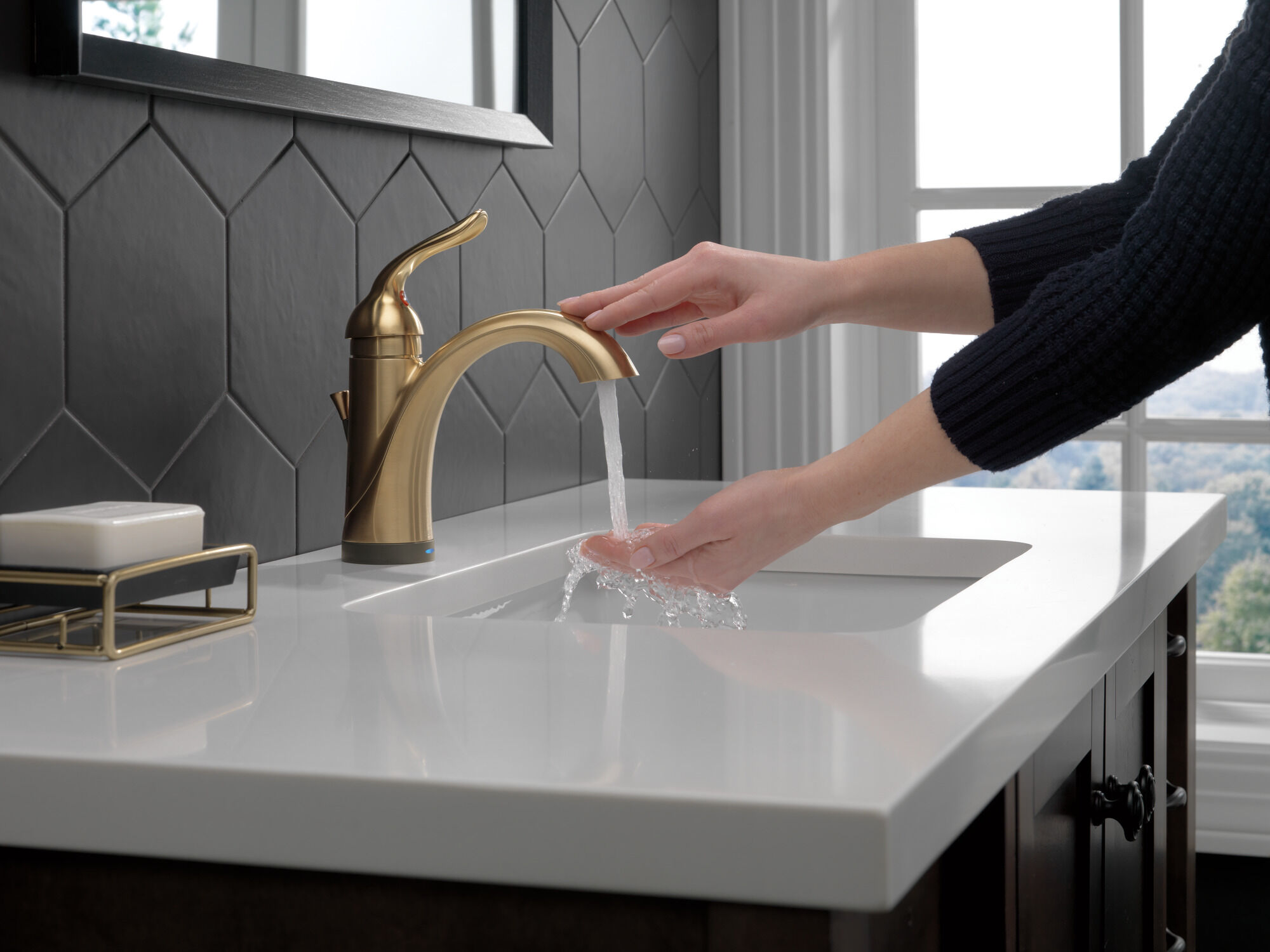 538T-CZ-DST Смеситель для ванной с одной ручкой с технологией Touch2O.xt® Delta Faucet Lahara Шампанское бронза  - Вид №5