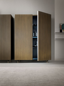 Деревянный шкаф с распашными дверцами