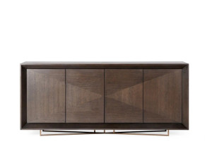 Деревянный шкаф с распашными дверями