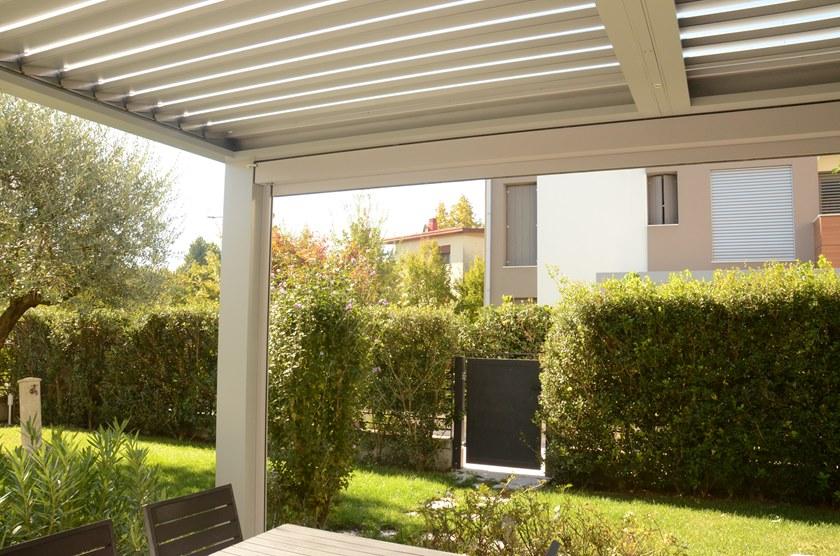 LIKE BLINDS Моторизованная алюминиевая пергола с регулируемыми жалюзи и подсветкой sun-id-1346199 - Вид №2