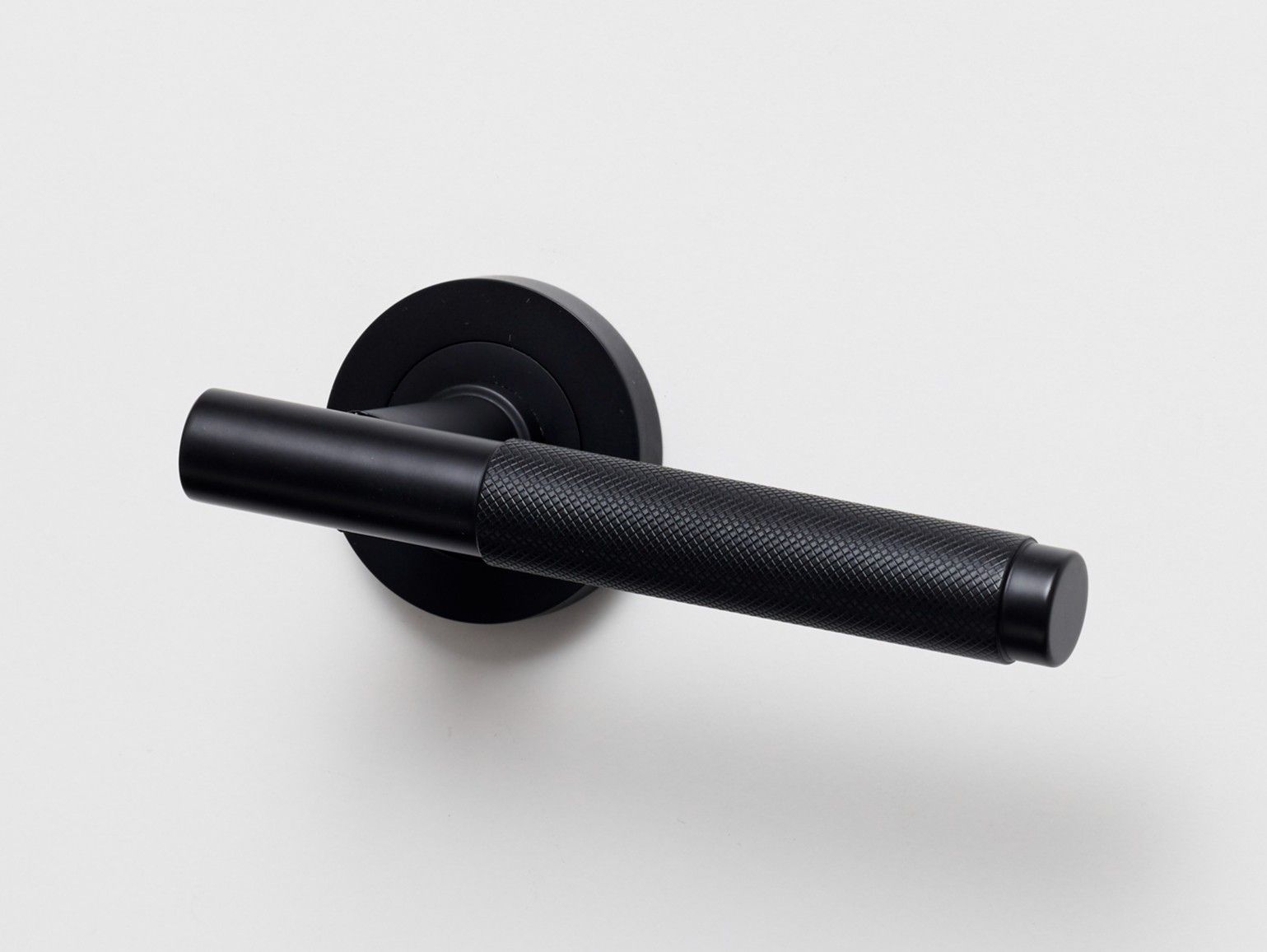 Латунная ручка на розетке Lo & Co Interiors Kintore ARCH-00073202