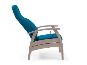 Тканевое кресло с подлокотниками