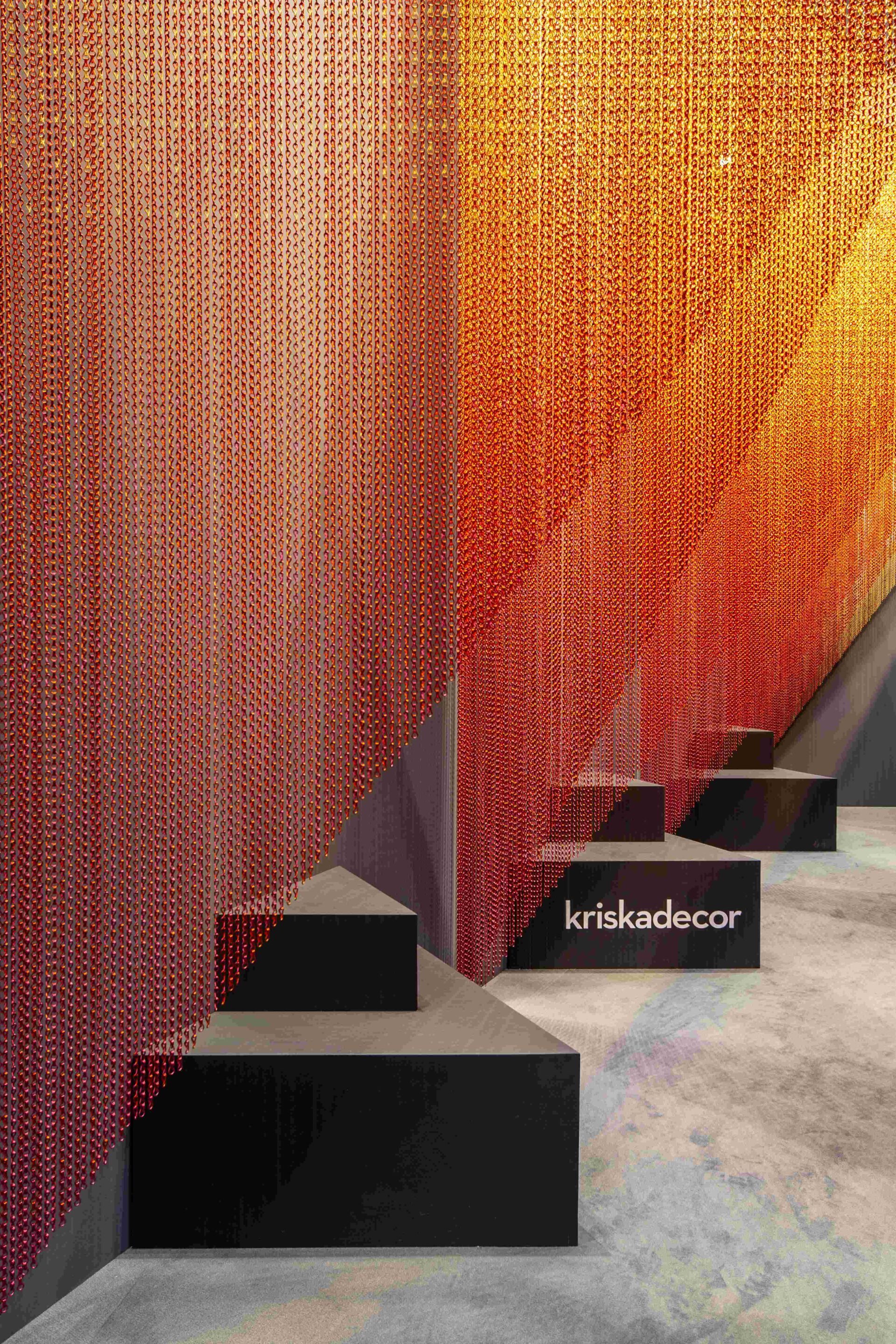 Алюминиевая цепь водопад занавес Kriskadecor EUROSHOP 2020 STAND ARCH-00144522 - Вид №3