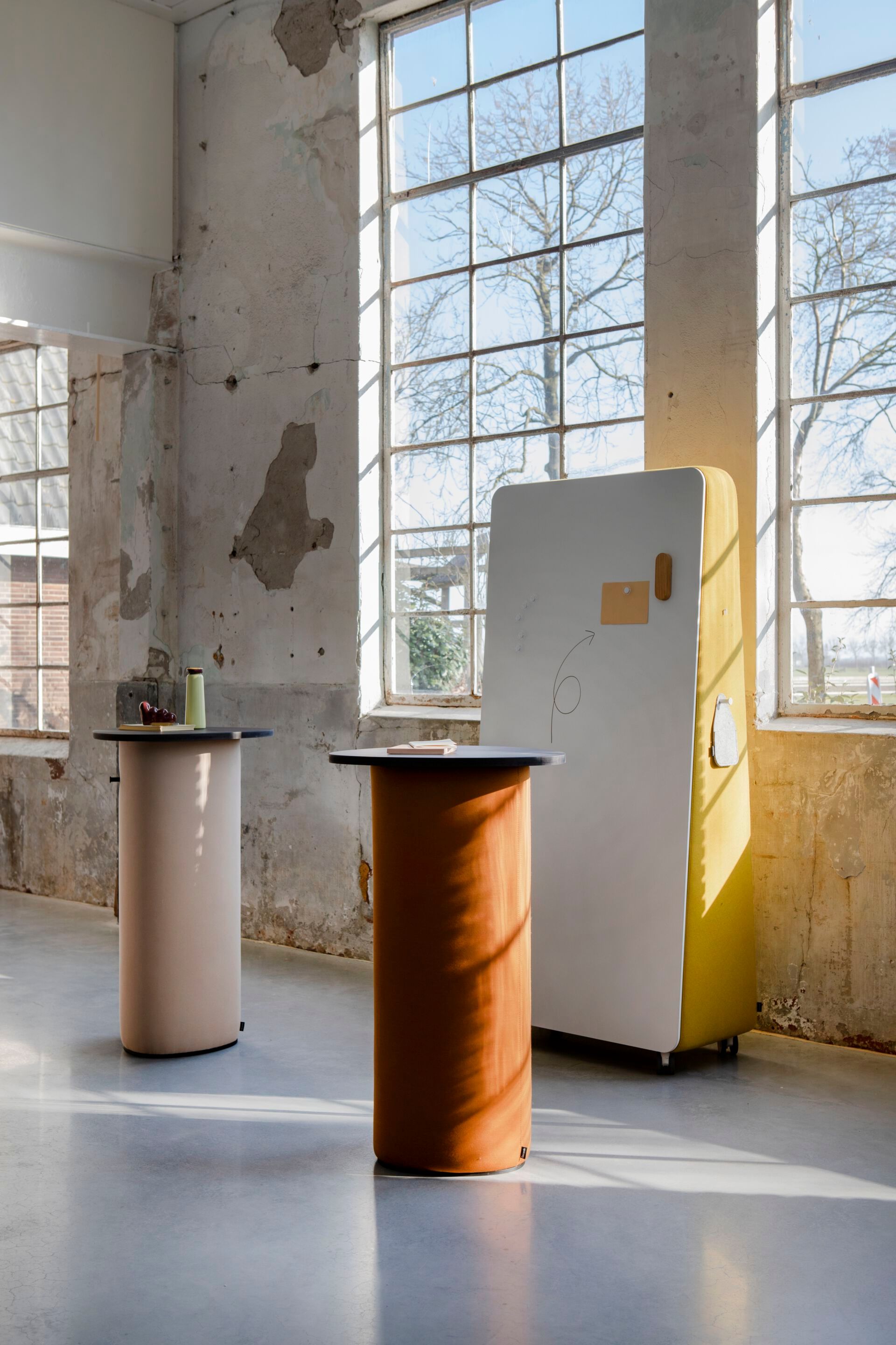 Высокий тканевый журнальный столик с деревянной столешницей Cascando Pully ARCH-00010986 - Вид №3