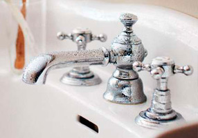 Gentry Home Смеситель для раковины мостик на 2 отверстия 200мм Mayfair Темное золото GH102330 - Вид №1