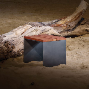 Наружное сиденье из стали и дерева