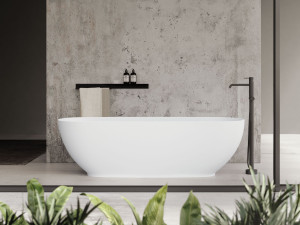 Овальная ванна в центре комнаты в Aquatek