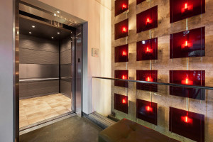 FSRT744 Интерьер лифта Levele-104 с главными панелями из никелевого серебра с натуральной патиной и узором шардоне; акценты и панели перил из плавленого нейзильбера с отделкой из песчаника в театре гердинг в арсенале, портленд, штат орегон Forms-surfaces