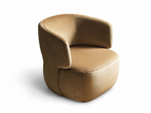 Тканевое кресло с подлокотниками