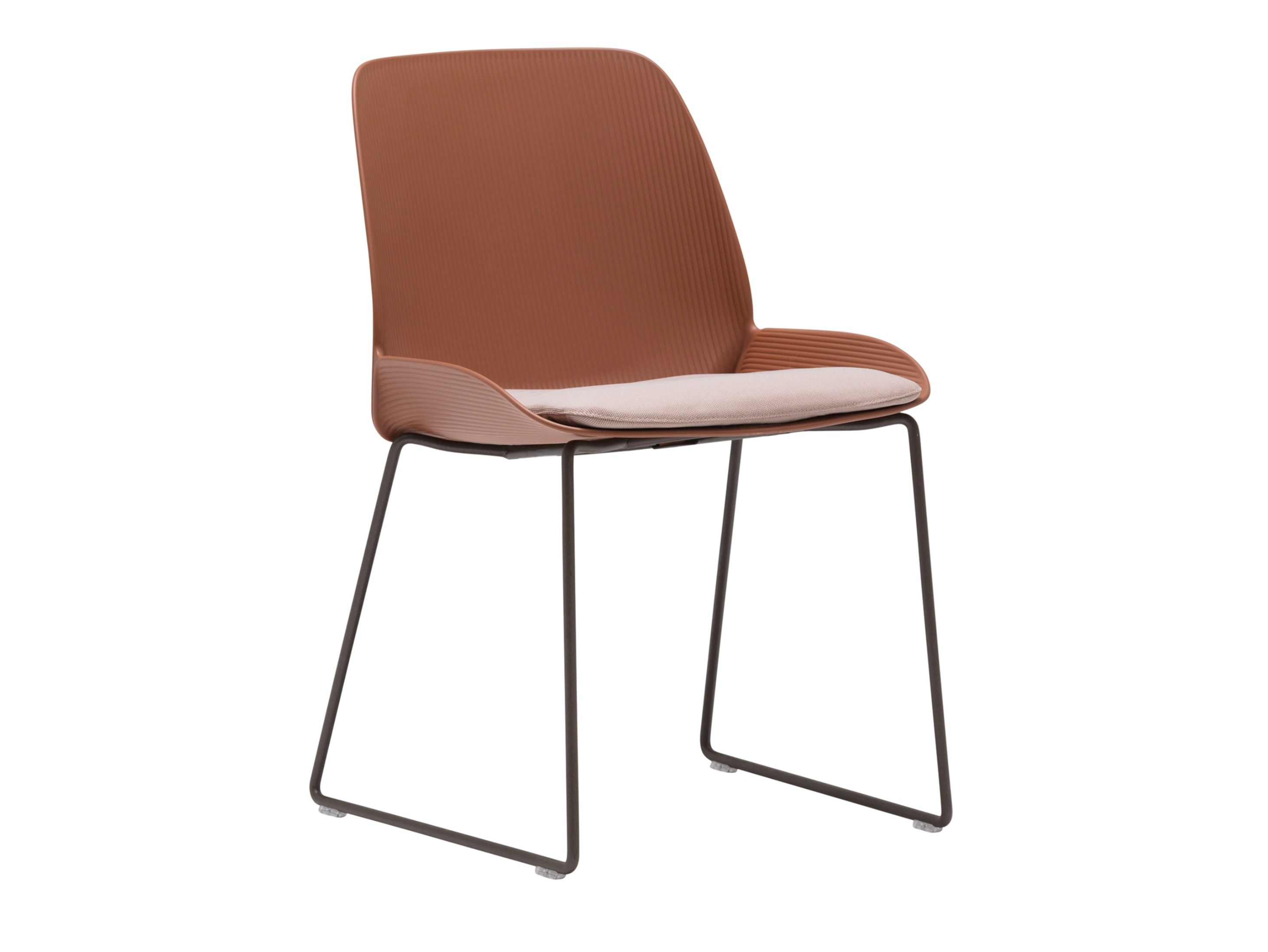 Полимерное садовое кресло со встроенной подушкой Andreu World Nuez Outdoor ARCH-00090685