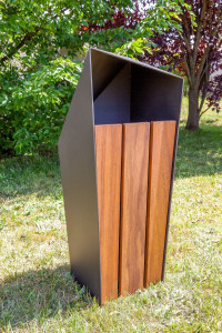 Железные и деревянные стойки для мусора