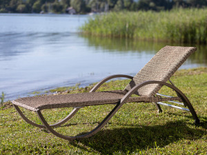 98.00.0710 Комплект шезлонгов Bow Twist oyster - включая 1 лежак Bow Twist oyster, 1 подушку для шезлонга (цвет на ваш выбор), 1 боковой столик La Villa Postleg Stone Grey 60 × 60 Mbm