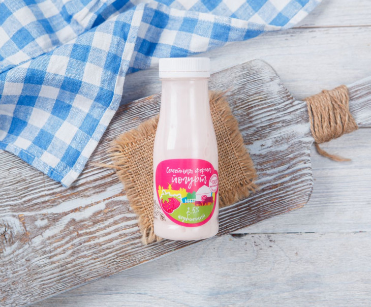 3966 Йогурт клубничный 2,5% Вкусляндия 