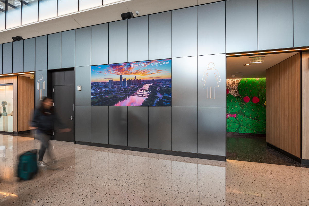 FSRT630 Система обшивки стен Levelr с панелями из вивистрата, слоями стекла в отражающей конфигурации с индивидуальным гравированным рисунком и стандартной отделкой, а также выступами из нержавеющей стали в Frost Tower, сан-антонио, техас Forms-surfaces  - Вид №7