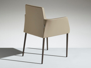 Кожаное кресло с подлокотниками