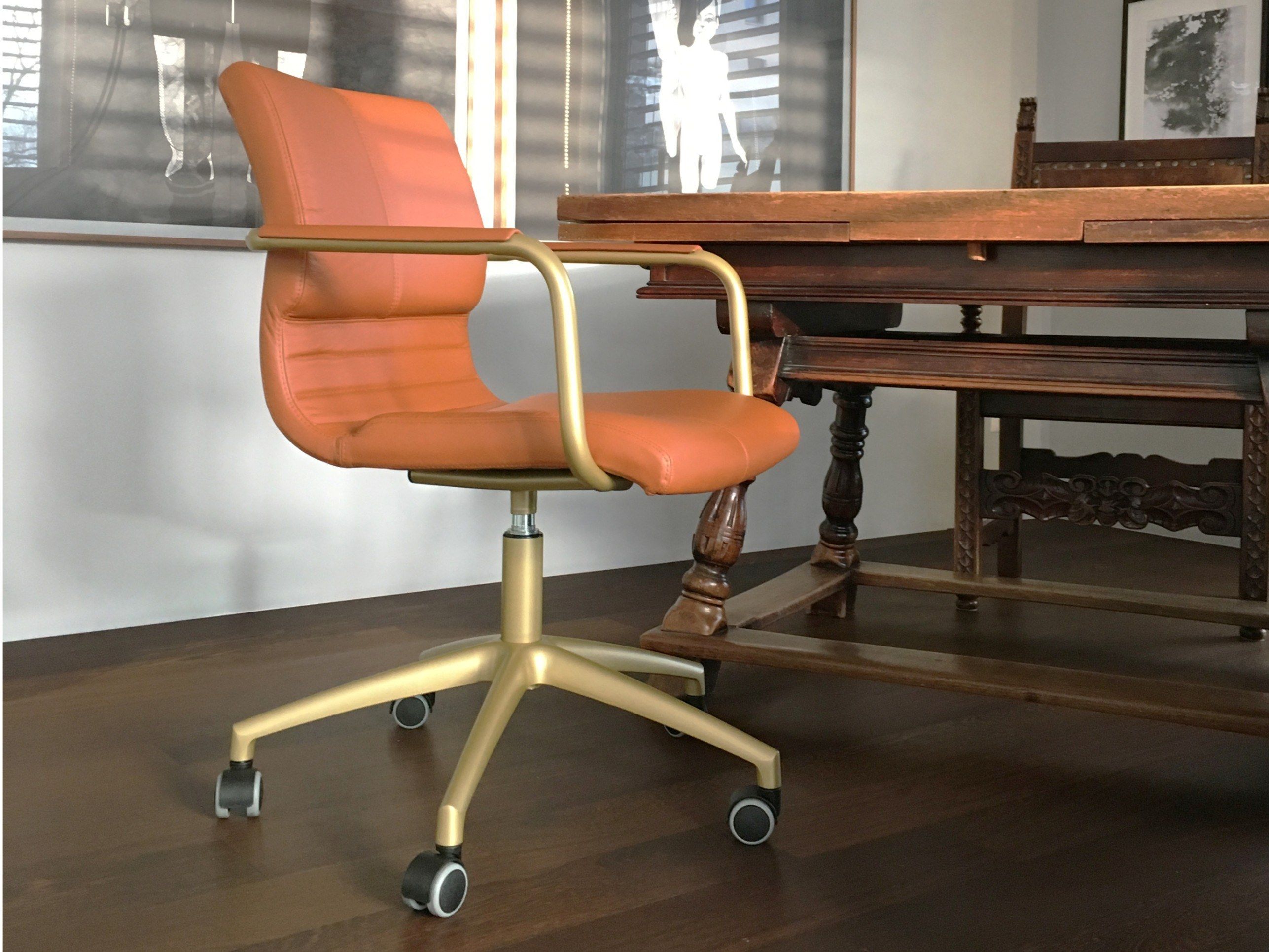 Кожаный поворотный операционный офисный стул с подлокотниками ZALABA Design Kolb ARCH-00117419