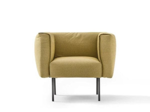 Тканевое кресло с подлокотниками