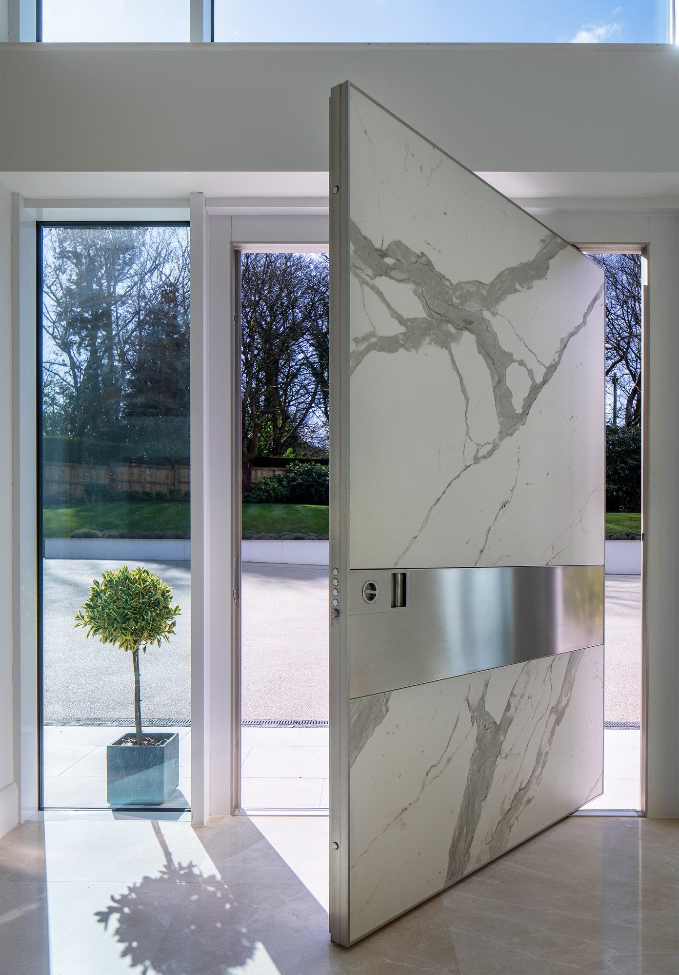 Бронированная дверь с белой ламинированной отделкой statuario Oikos Synua ARCH-00029335 - Вид №1