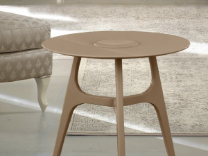 Круглый деревянный журнальный столик для гостиной