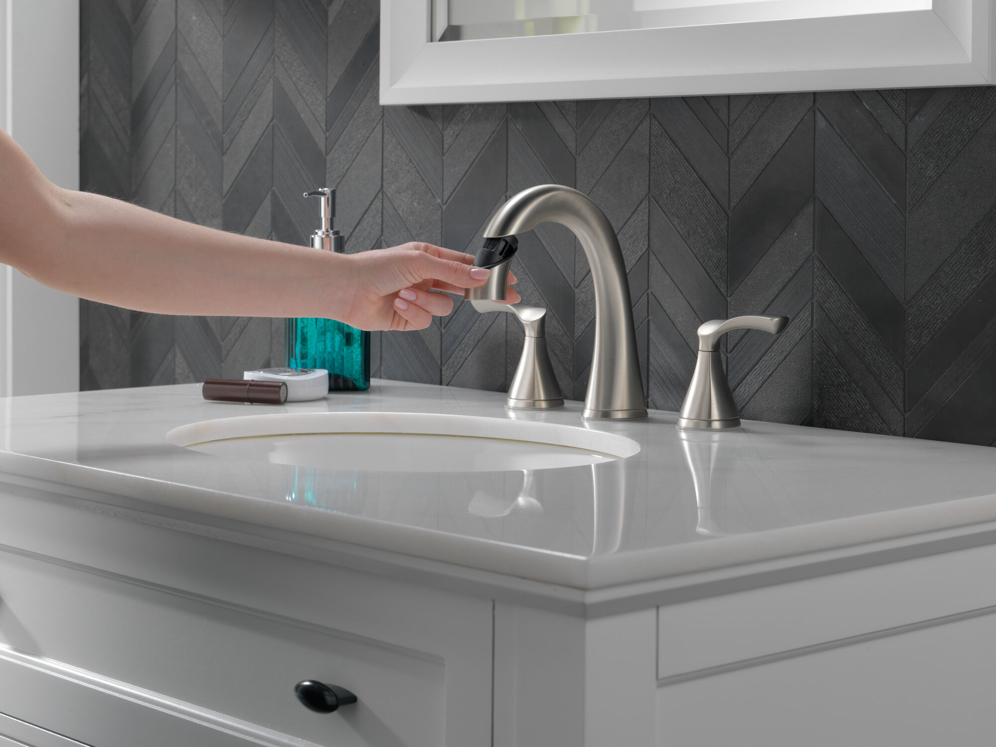35748LF-SPPD Смеситель для ванной комнаты с двумя ручками Delta Faucet Sandover Матовый никель Spotshield  - Вид №3