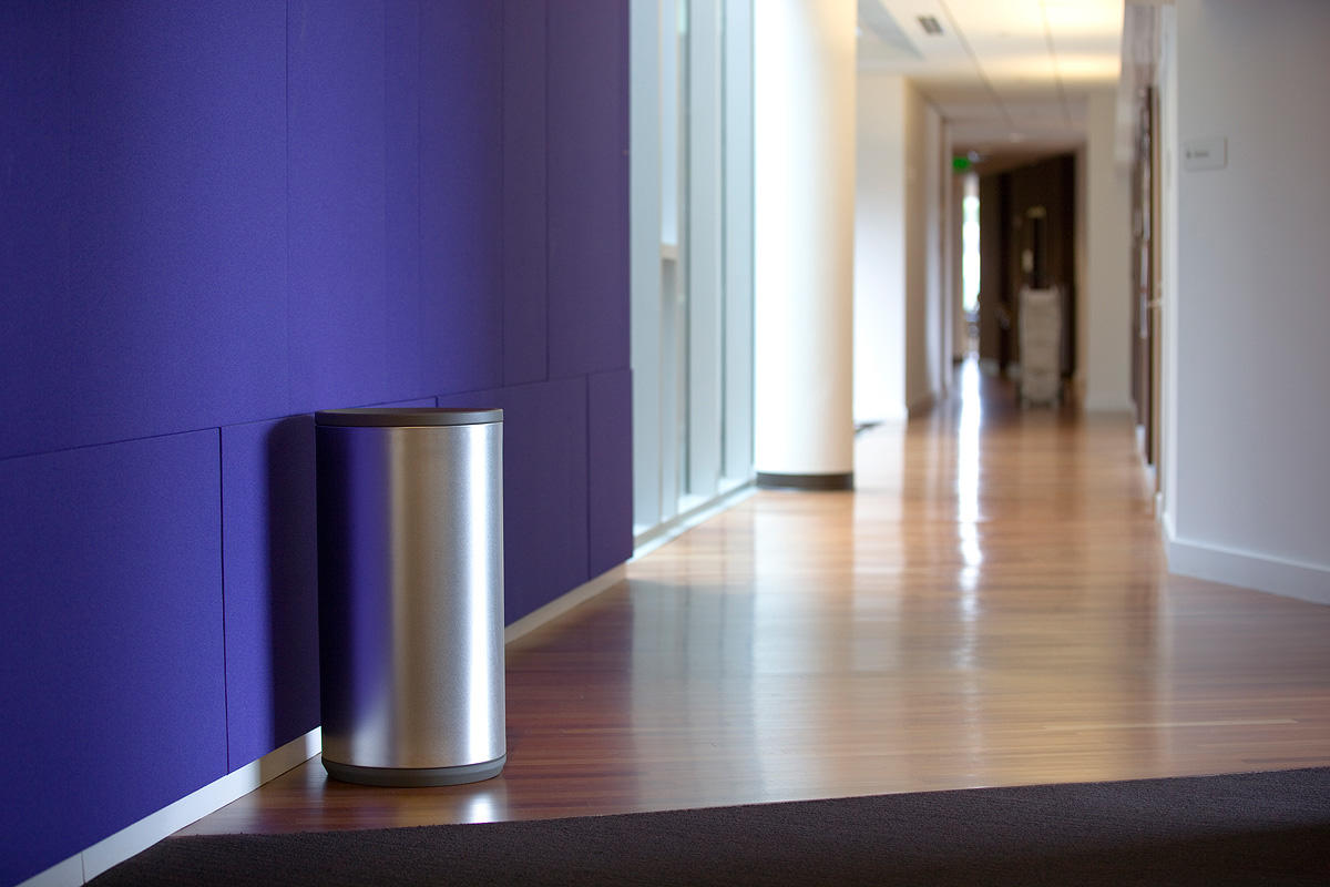 Универсальная емкость для мусора и утилизации, 24 галлона, верхнее отверстие, крышка с разделенным потоком, изображение «рециркуляция» на синем фоне, изображение «мусор» на сером фоне, корпус из нержавеющей стали с сатинированной отделкой и рисунком в вид Forms-surfaces FRMR190 - Вид №20