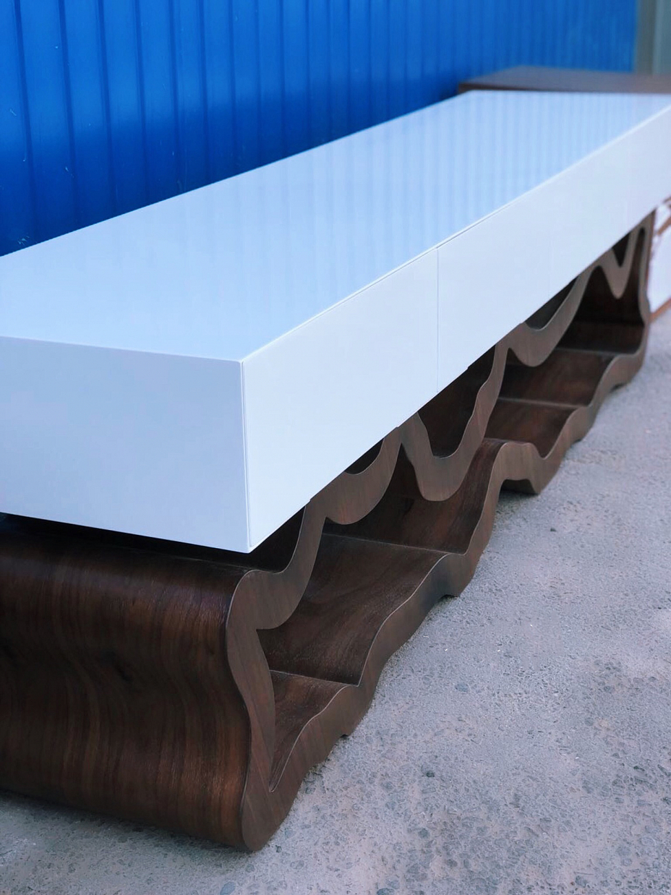 Тумба под телевизор дизайнерская орех, изножье зеленое с текстурой "Эклер" от Odingeniy ODINGENIY  178415 Зеленый;коричневый  - Вид №9