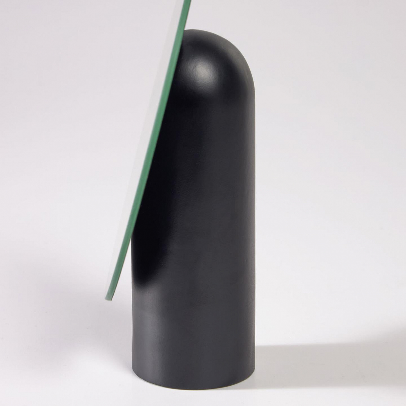 101782 Зеркало с черной деревянной подставкой La Forma Veida 