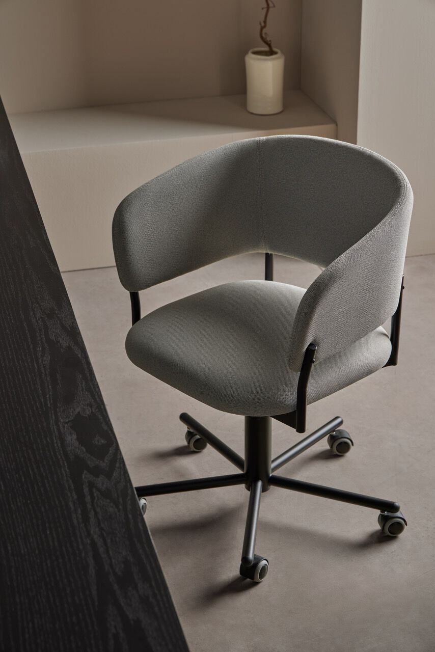 Тканевый мягкий стул с колесами с подлокотниками Blasco&Vila RC Metal ARCH-00021628