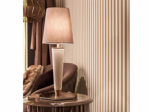 Кожаная настольная лампа