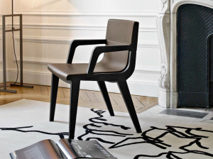 Стул из массива дерева с подлокотниками