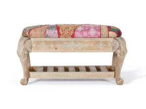 Скамейка из ткани и манго