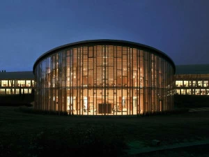 UNIFORM Сплошная фасадная система из клееного дерева Unitherm