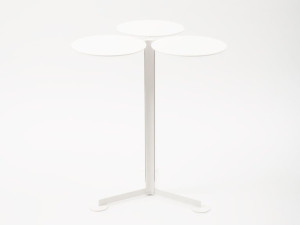 Окрашенный металлический стол