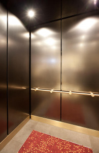 FSRT832 Интерьер лифта Levelc-1000a из плавленого мельхиора с льняной отделкой; Поручни компаса из атласной бронзы в hyatt regency atlanta, атланта, грузия Forms-surfaces