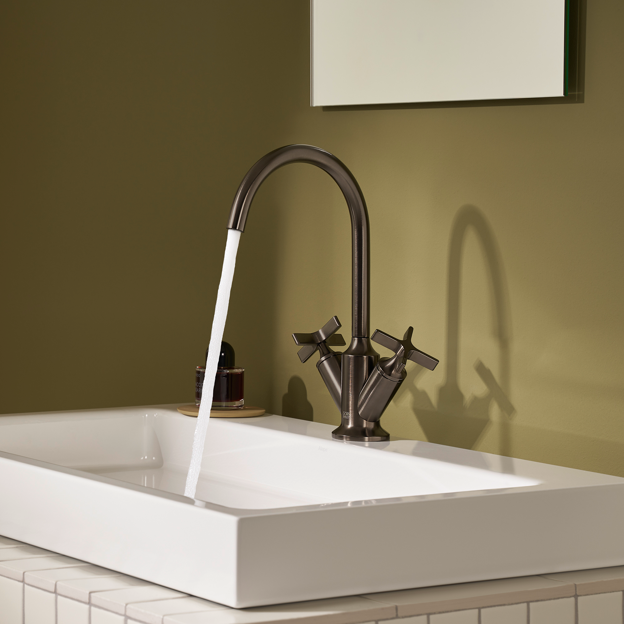 VAIA Смеситель для раковины, на одно отверстие, со сливным клапаном - Platinum DornBracht 22513809-08 - Вид №1