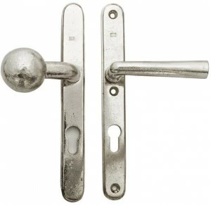 Dauby Металлическая ручка на пластине Pure® 10087