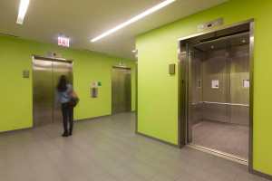 FSRT828 Внутренняя часть лифта Levelc-1000a из нержавеющей стали с индивидуальной отделкой и оттискным рисунком в Далласе; потолок из нержавеющей стали с индивидуальной отделкой; круглые поручни в университете рузвельта - студенческий, академический и рек Forms-surfaces 