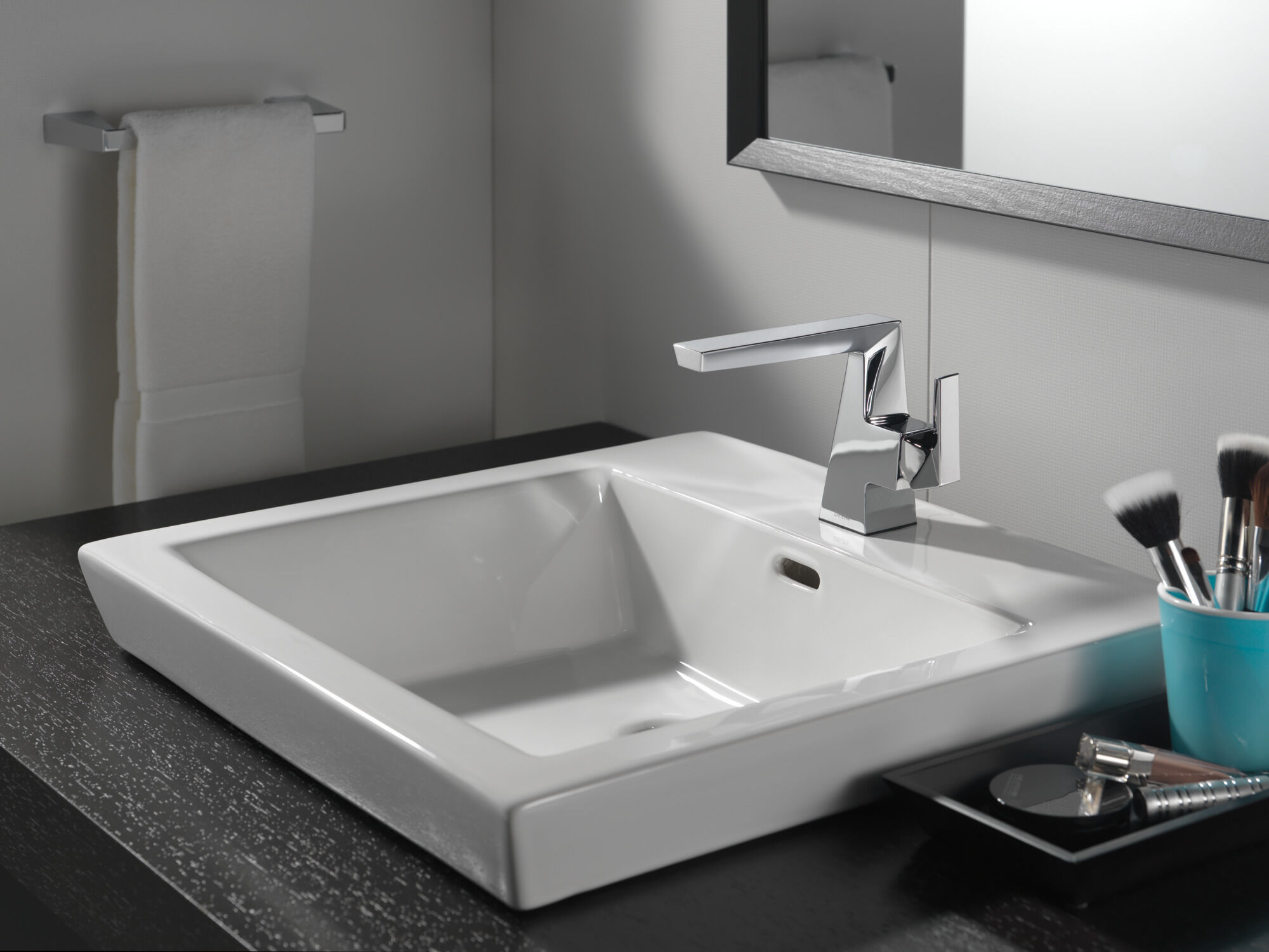 74308-SS 8-дюймовый мини-полотенцесушитель Delta Faucet Trillian Нержавеющая сталь  - Вид №3