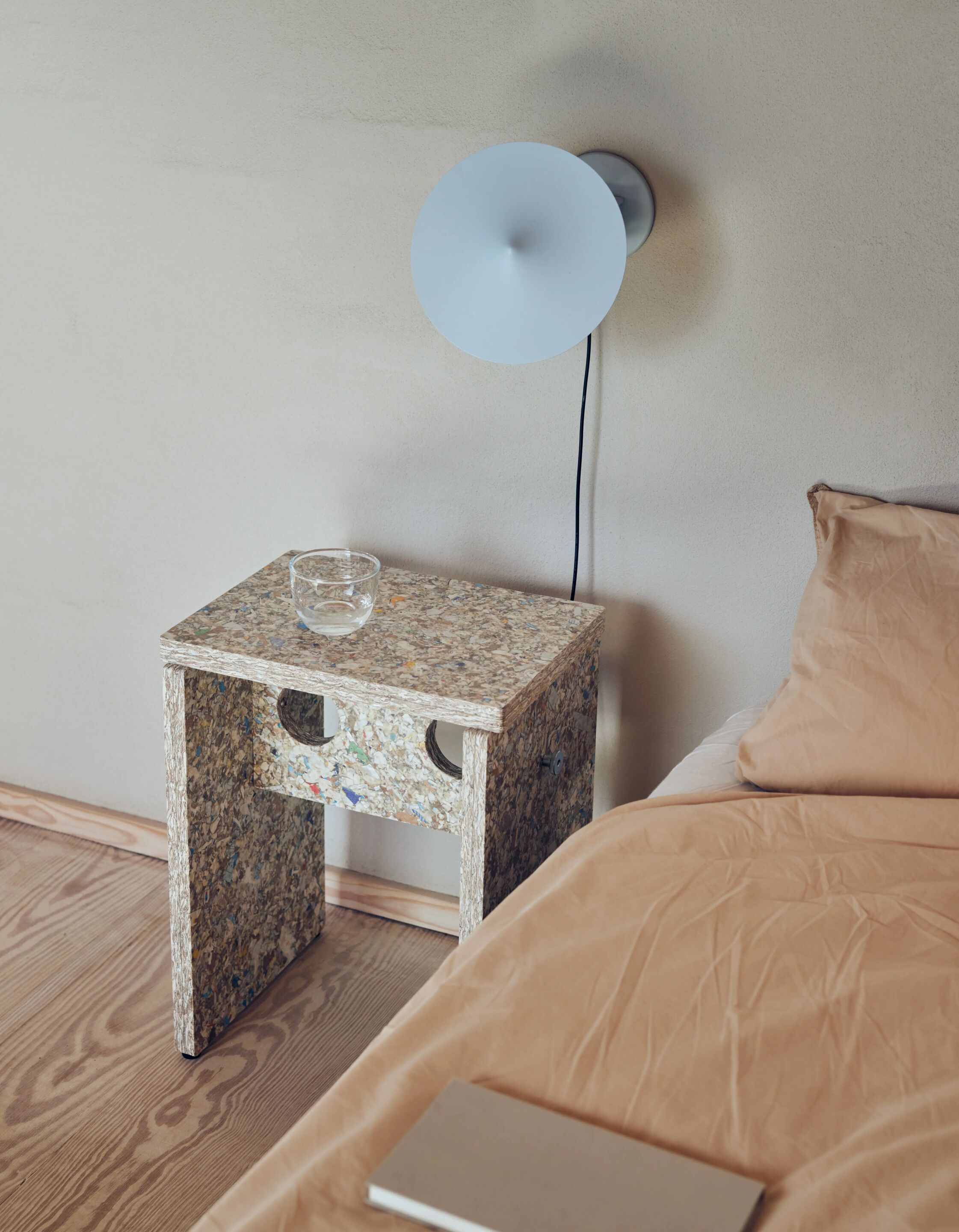 Низкий стул из переработанного материала Form & Refine римейк ARCH-00116232 - Вид №2