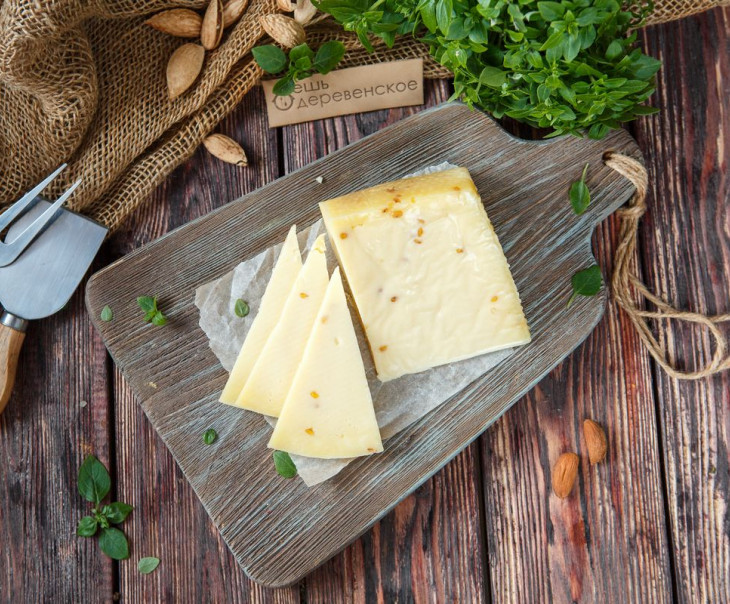 1645 Сыр "Большеволжский" с пажитником Вкусляндия 