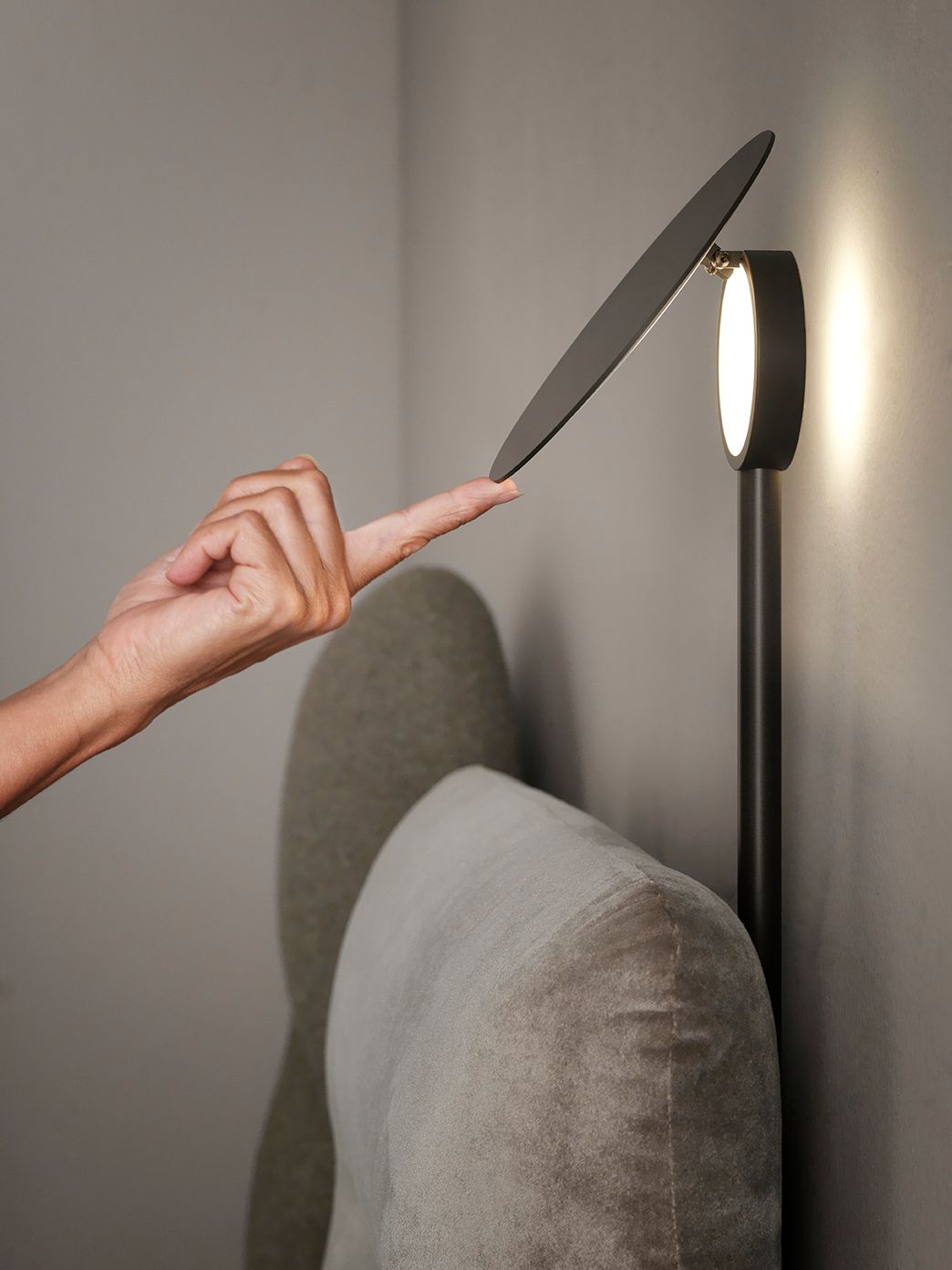 Тканевая кровать с мягким изголовьем Caccaro BISHAPE ARCH-00073272 - Вид №1