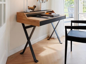 Деревянный письменный стол с ящиками