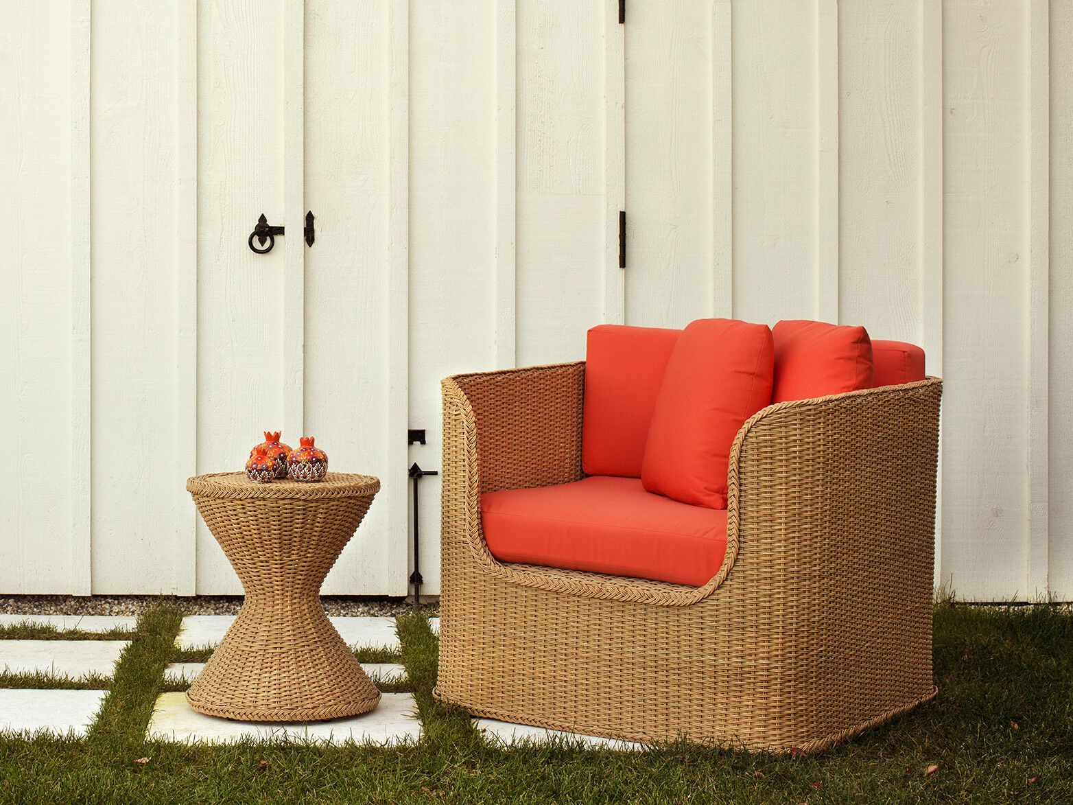 Круглый садовый столик из смолы Walters French Braid ARCH-00018036